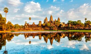3 FEVRIER : Siem Reap Visite de Bayon, comprend un arrêt à Baphuon, au temple Phimeanakas, au Palais Royal et à la Terrasse des Eléphants. Continuation vers Ta Prohm et des ruines de Preah Khan. Visite du jardin des fleurs à Phnom Kroim et le coucher du soleil à Phnom Kroim.