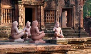 5 FEVRIER : Siem Reap Rencontre les artisans éthiques: la Ferme Golden Silk, la maison de Theam et rendez-vous à l'atelier avec Eric Raisina. Visite de la galerie One Eleven, de Banteay Srei et de Banteay Samre. Visionnage du spectacle de théâtre d’ombres Khmer.