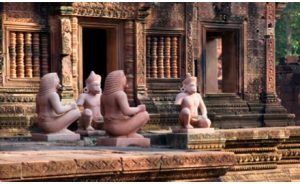 Jour 9. Siem Reap Rencontre les artisans éthiques: la Ferme Golden Silk, la maison de Theam et rendez-vous à l’atelier avec Eric Raisina. Visite de la galerie One Eleven, de Banteay Srei et de Banteay Samre. Visionnage du spectacle de théâtre d’ombres Khmer.